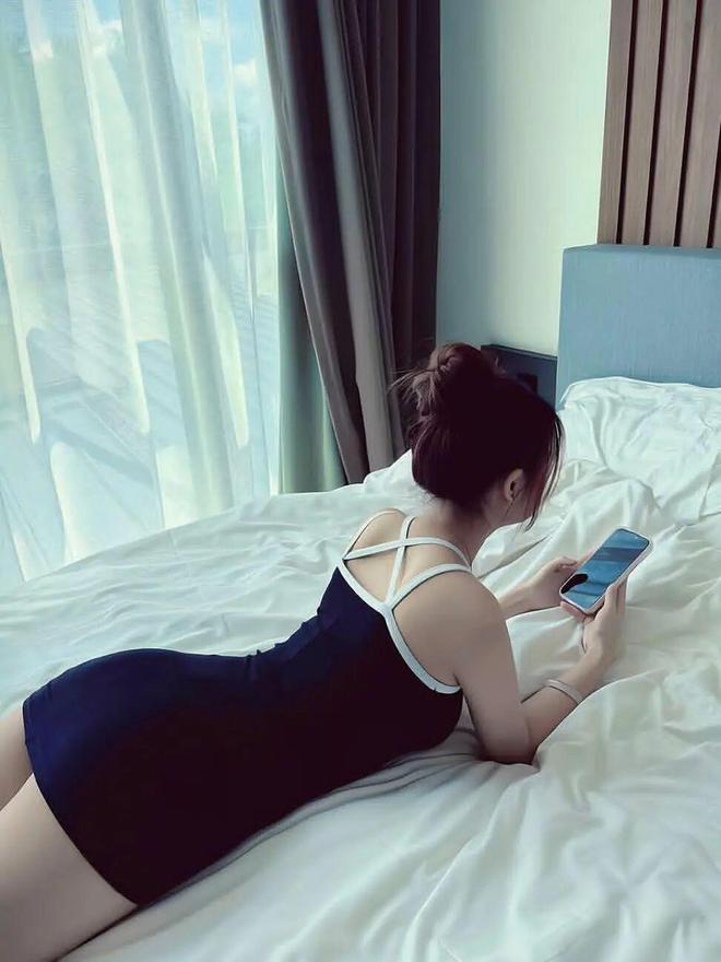玥儿和筱梅逛街同框!背影神似年轻大S,一家人团聚画面太暖心