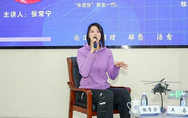 王思聪携网红钟惠玲日本逛街，女方瘦成火柴人，网友直呼恐怖