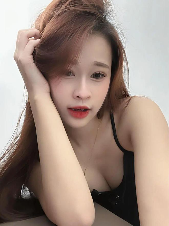 玥儿和筱梅逛街同框!背影神似年轻大S,一家人团聚画面太暖心